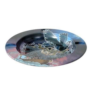 Black Leaf Valhalla-teemainen metallituhkakuppi, tummanharmaata tai antiikkipronssista metallia, jossa on yksityiskohtaisia viikinkiaiheisia kaiverruksia tai kohokuvioita. Tuhkakupin pohjassa näkyy esimerkiksi Valhallan tai myyttisten olentojen symboliikkaa. Tuhkakuppi on sijoitettu valoisalle puupinnalle.