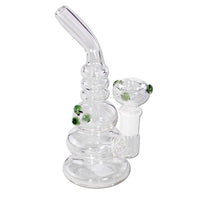 Kuva Black Leaf Mini Bubbler Green -lasibubblerista, jossa on vihreitä yksityiskohtia ja tehokas vesisuodatus