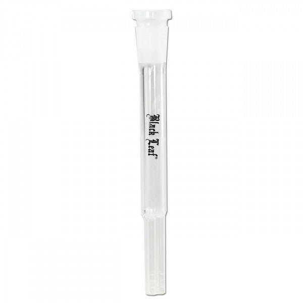 Black Leaf 4-haarainen Slit Diffuser Chillum lasista, diffusoimassa savua lukuisiksi pieniksi kupliksi bongin vesikamarissa, taaten viileämmän ja puhtaamman vedon.