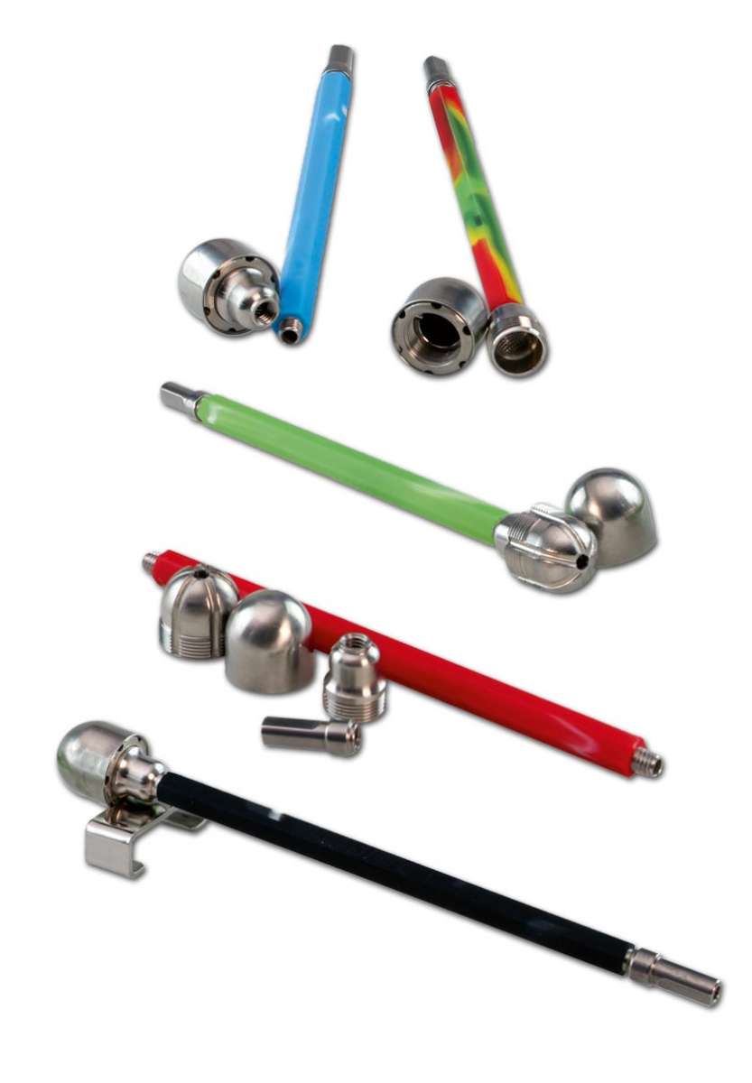 Black Leaf Wand Vape Steel Hand Vaporizer, kiiltävä teräksinen höyrystin valmiina yrttikäyttöön, lähikuva kädestä joka pitää laitetta.