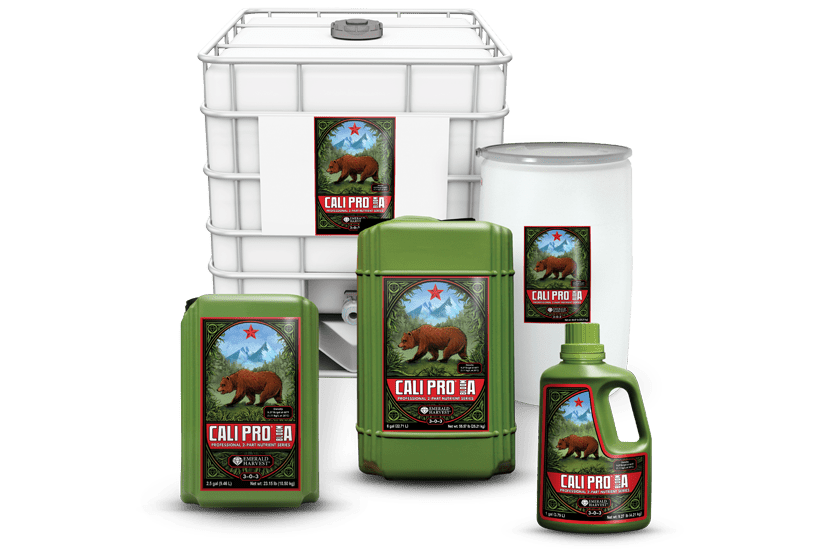 Kuva Cali PRO Bloom A ja B -ravinnepulloista kasvatusympäristössä kukkivien kasvien vierellä, korostaen runsasta kukintaa ja laadukasta satoa.