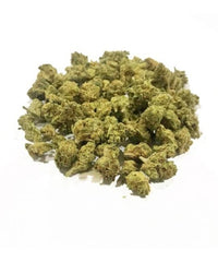 Lähikuva Cannabomb CBD-hamppukukasta, jossa näkyy tiheitä, hartsipitoisia, vihreitä kukintoja vaalealla taustalla.