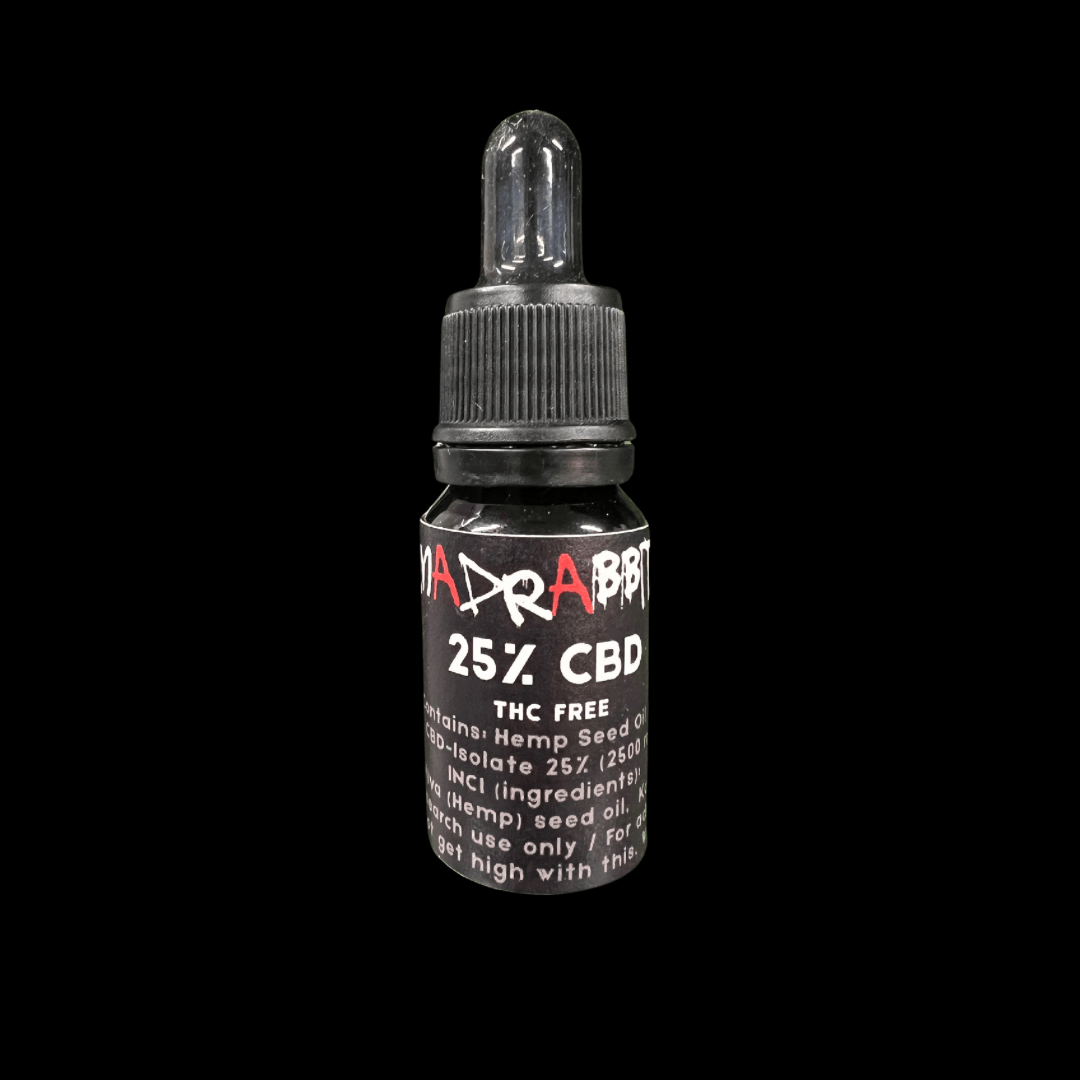 Tumma lasipullo CBD-isolaattiöljyä, jossa etiketissä selkeästi "25%" ja "THC-vapaa". Pipettikorkki on kiinni pullossa.