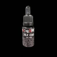 Tumma lasipullo CBD-isolaattiöljyä, jossa etiketissä selkeästi "25%" ja "THC-vapaa". Pipettikorkki on kiinni pullossa.