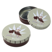 ClickClack Box Grandma's Finest -metallirasia, pyöreä ja kuvioitu. Nostalgisen tyylikäs säilytysratkaisu pikkutavaroille.