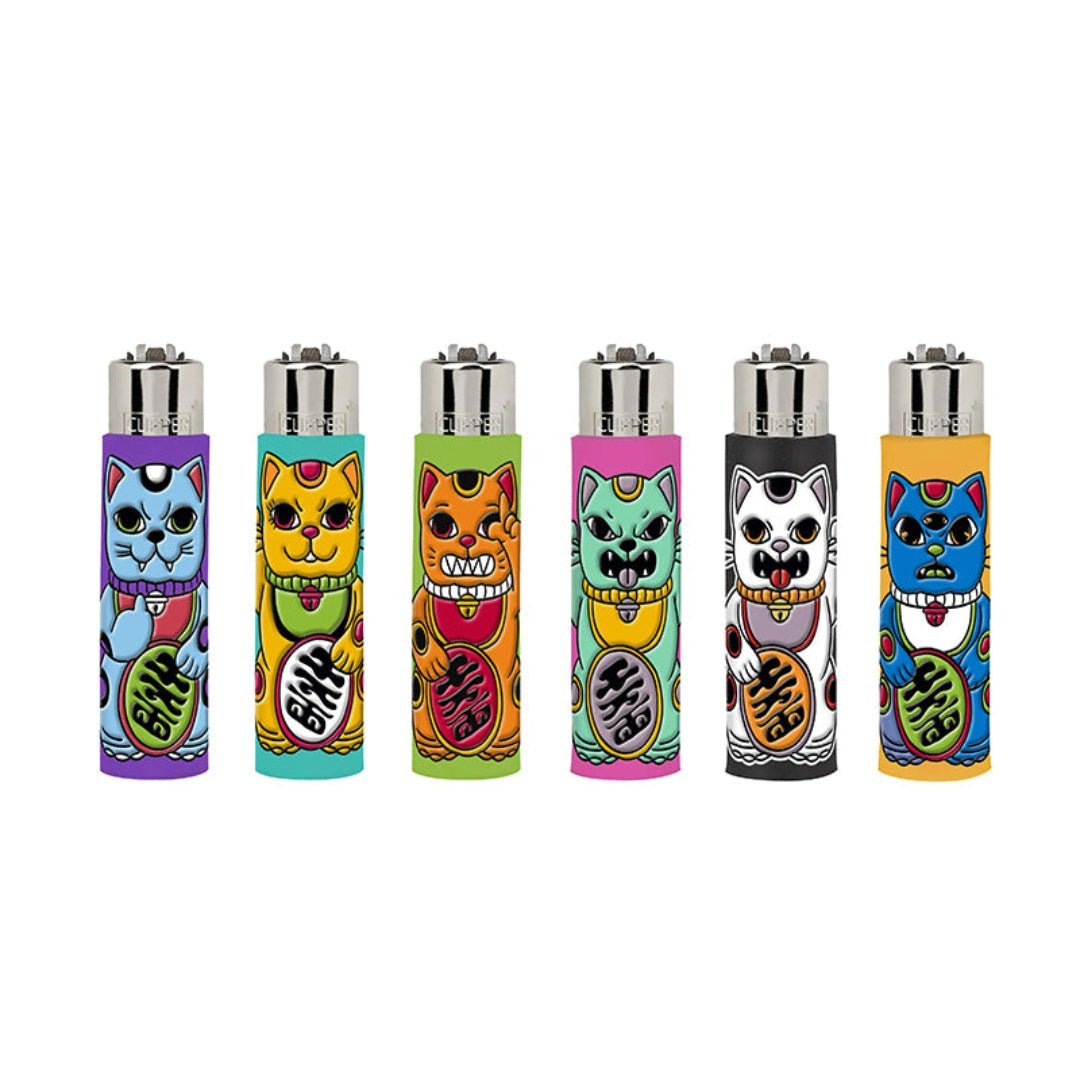 Kuvassa näkyy Clipper Kissa -sytytin valikoimasta, jossa on erilaisia söpöjä ja persoonallisia kissakuvituksia vaalealla taustalla.