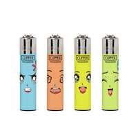 Clipper Manga Faces sytytin neljän erilaisen anime-ilmeen kokoelma, valkoisella taustalla. Sytyttimet ovat värikkäitä ja sisältävät tunnistettavia manga-tyylisiä kasvoja ja ilmeitä.