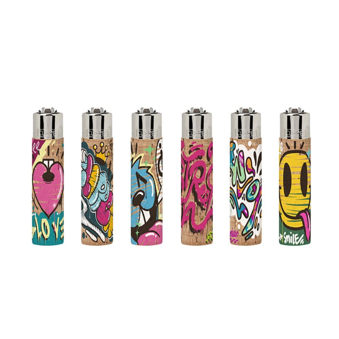 Lähikuva Clipper Street Art -sytyttimestä, jossa näkyy värikäs graffitityylinen design mustalla pohjalla.