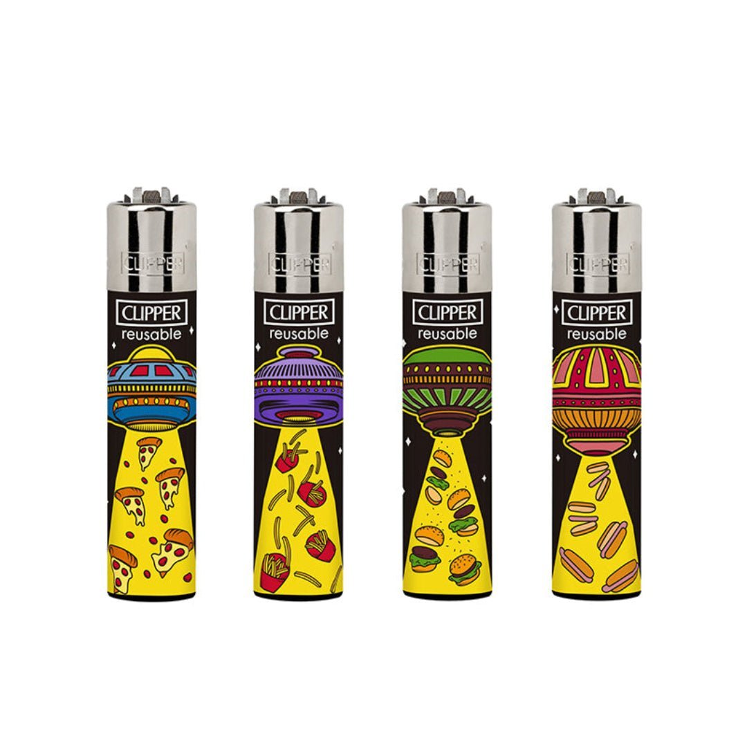 Clipper Ufo -sytytinmalliston neljä erilaista scifi-teemaista sytytintä, joissa lentäviä lautasia, avaruusolioita ja galakseja tummalla taustalla.