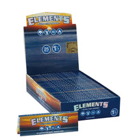 Lähikuva ELEMENTS Papers 1 1/4 ULTRA THIN -pakasta, jossa näkyy avattu pakkaus ja läpinäkyviä, riisipohjaisia rullauspapereita, korostaen ohuutta ja puhtautta.