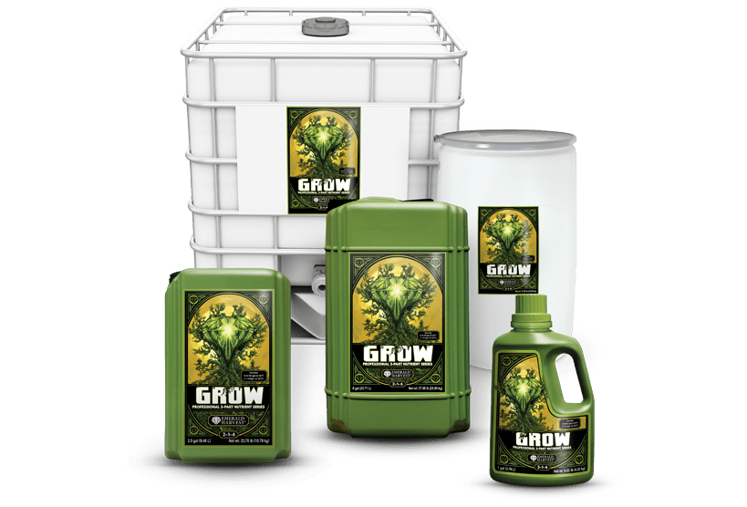 Emerald Harvest Grow -kasviravinne pullo vihreän lehvistön ympäröimänä, teksti 3-PART korostettuna.