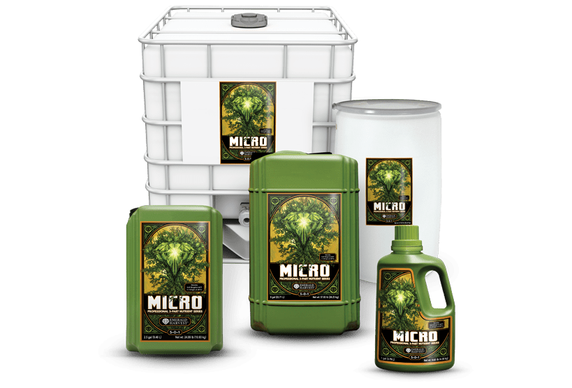 Emerald Harvest Micro 3-osaisen kasviravinnesarjan pullo, vihreä etiketillä ja logolla, taustalla elinvoimaisia kasveja