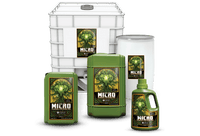 Emerald Harvest Micro 3-osaisen kasviravinnesarjan pullo, vihreä etiketillä ja logolla, taustalla elinvoimaisia kasveja