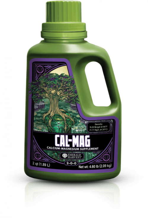 Pullotettu Emerald Harvest Cal-Mag -ravinnelisä kasveille, jonka taustalla on vehreitä ja elinvoimaisia kasveja.