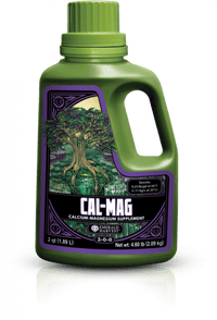 Pullotettu Emerald Harvest Cal-Mag -ravinnelisä kasveille, jonka taustalla on vehreitä ja elinvoimaisia kasveja.