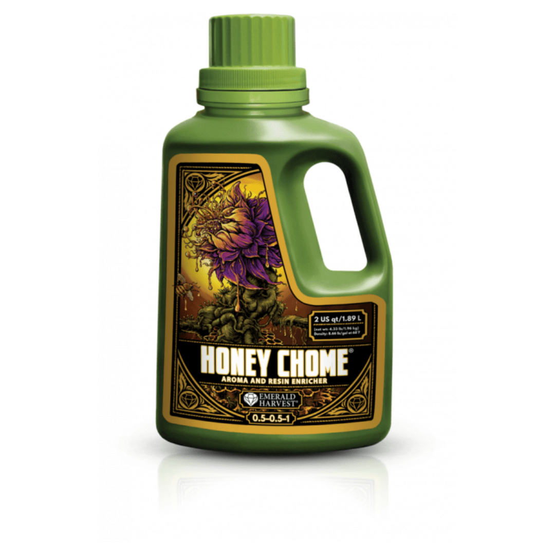 Emerald Harvest Honey Chome -aromiboosteripullo, jossa näkyy vihreä etiketti ja mehiläisen hunajakennoa symboloiva logo, asetettuna tuoreiden kasvien keskelle.