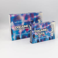 Ez Test Cocaine cuts -reagenssitesti, joka näyttää väriä vaihtavan reagenssin ja esimerkkejä värituloksista, osoittaen testin helpon käytön ja visuaalisen tulkinnan. Pakkauksen kuvaus ja käyttöohjeet taustalla.