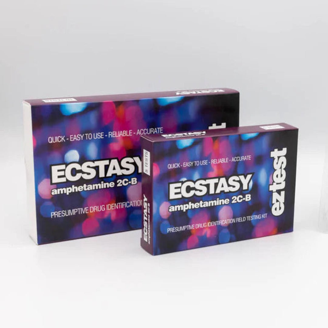 Yksittäispakattu Ez Test Ecstasy -reagenssitesti ampullin ja värikartan kanssa, valmiina MDMA-näytteen testaukseen, taustalla hämärtynyt juhlatilanne