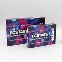 Yksittäispakattu Ez Test Ecstasy -reagenssitesti ampullin ja värikartan kanssa, valmiina MDMA-näytteen testaukseen, taustalla hämärtynyt juhlatilanne