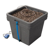 GHE/Terra Aquafarm 35L hydroponiikkajärjestelmä vihreine kasveineen, valmiina käyttöön sisätilassa.