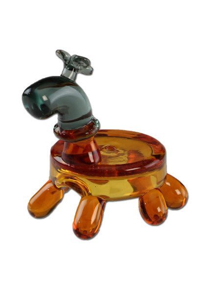 Lähikuva useista värikkäistä, eläinhahmoisista Glass Carb Capeista lasisten dabbing-bangerien päällä, korostaen niiden yksityiskohtia ja käyttövalmiutta.