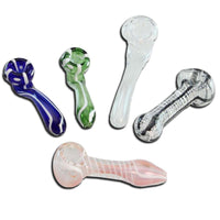 Kuva valikoimasta 80-110mm lasipiippuja, jotka esittelevät eri borosilikaattilasi designeja ja värejä