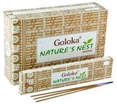 Kuva Goloka Nature's Nest suitsukepakkauksesta, jossa näkyy luonnonläheinen design ja suitsuketikkuja.