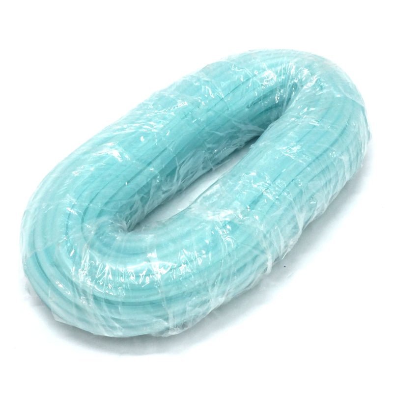 Läpinäkyvä 4/6mm ilmaletku rullattuna ja kiinnitettynä pieneen ilmapumppuun akvaarion tai hydroponisen järjestelmän vieressä.