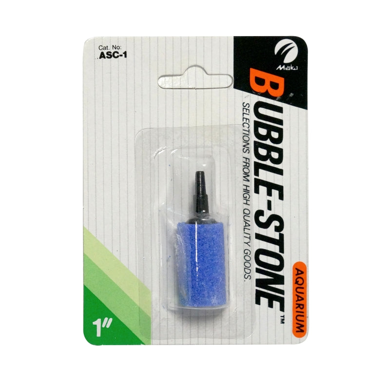 Pieni sylinterinmuotoinen huokoinen ilmakivi, joka on liitetty läpinäkyvään ilmaletkuun ja upotettu veteen tuottamaan pieniä kuplia.