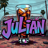 Julian Autoflower FEM -kasvi ulkokasvatuksessa, vehreät lehdet ja nuput, auringonvalossa