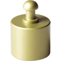 Kiiltävä, ruostumattomasta kromatusta teräksestä valmistettu lieriönmuotoinen 100g kalibrointipunnus. Punnus seisoo tukevasti vaaleaa taustaa vasten, kuvastaen tarkkuutta ja luotettavuutta.