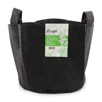 Valikoima mustia kangasruukkuja eri kokoisina, joissa kasvaa reheviä viherkasveja ja yrttejä. Ruukut ovat tukevia ja antavat juurille tilaa hengittää.