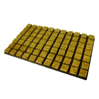 Kuvassa 77kpl:n kivivillalevy, jossa valmiita aloituskuutioita siementen ja pistokkaiden idätykseen. Vihreät kasvit versovat kuutioista.