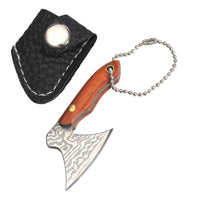 Minikokoinen leikkuuveitsi eli "cleaver" hopeanvärisellä terällä, tummalla kahvalla ja tiukalla teräsuojalla, esitettynä valkoisella taustalla.