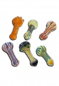 Kuva käsityönä valmistetusta, värikkäästä lasipiipusta, jonka pituus on noin 90-105mm. Piippu lepää kädessä luonnollisessa valossa ja esittelee ainutlaatuisia lasikuvioitaan.