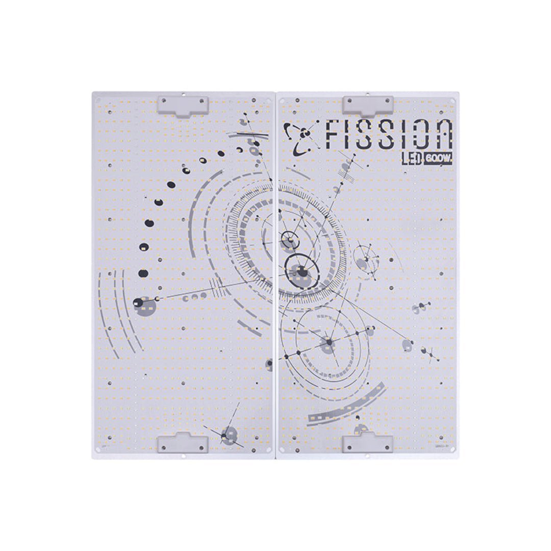 LUMINARIA FISSION LED 600W V2.0 -kasvivalaisin valaisee kasveja voimakkaalla täyden spektrin valolla, ylhäältä kuvattuna.