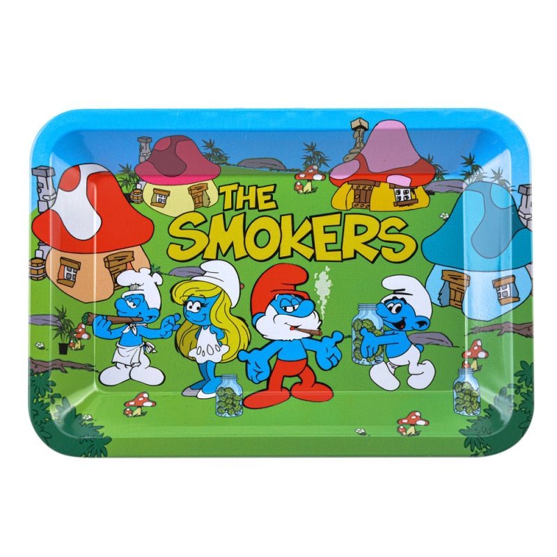 Metallinen The Smokers rolling tray 180x125x13mm, klassinen sarjakuvamainen kuvitus tupakoivista hahmoista, kompaktikoko.