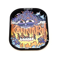 Kannabia El Doctorado -aiheinen metallinen väsäysalusta, 18x14 cm. Tarjottimessa on brändin tunnusomainen El Doctorado -grafiikka kirkkailla väreillä ja Kannabia Seeds -logo.