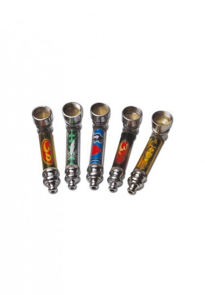 Kaksi 7,5cm pitkää hopeanväristä metallipiippua, toinen koottuna ja toinen osiinsa purettuna, mustalla taustalla korostaen kestävyyttä ja helppoa puhdistettavuutta.