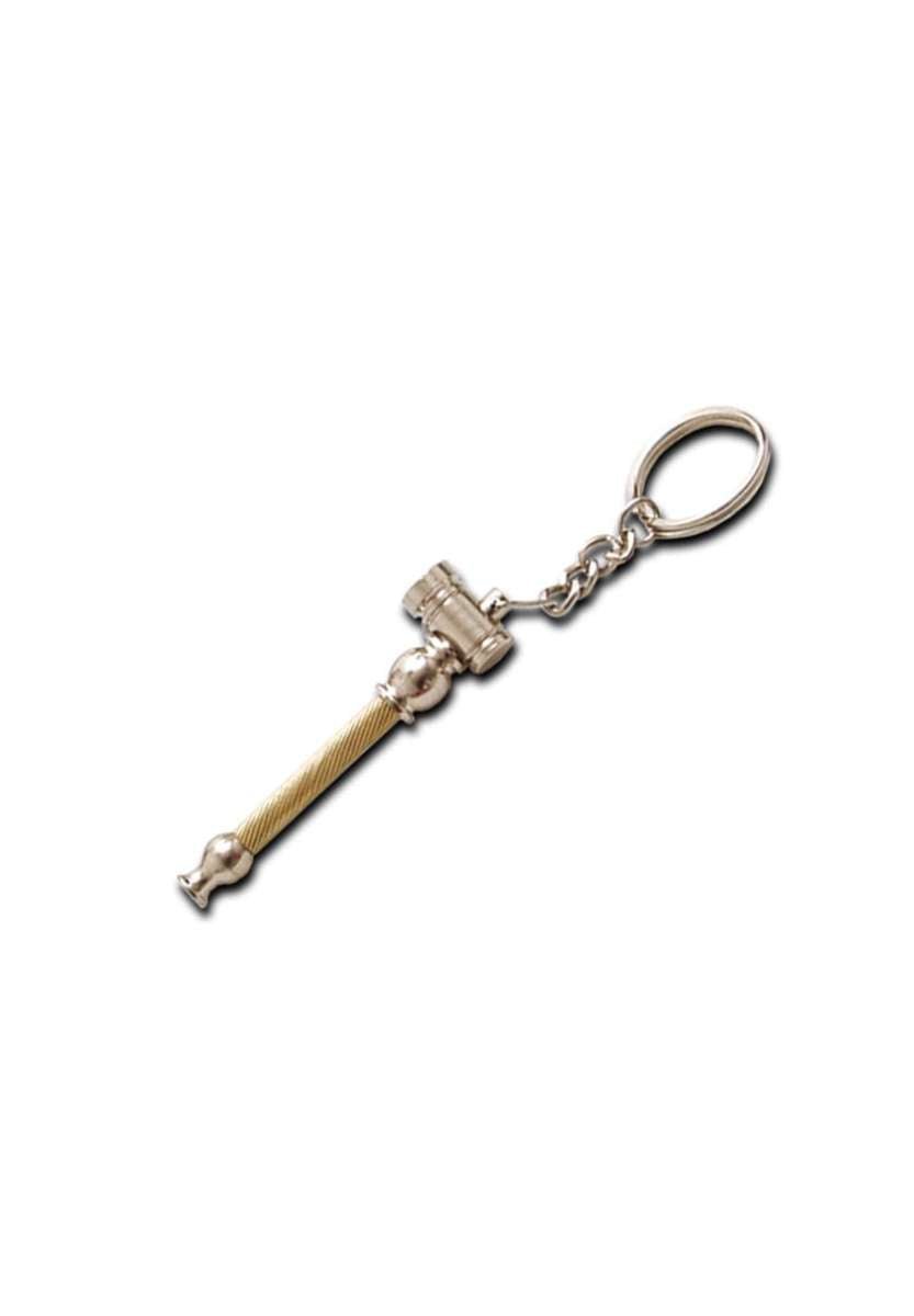 Lähikuva hopeisesta, sylinterimäisestä mini avaimenperäpiipusta, jossa on avaimenperärengas ja musta tekstilogo.