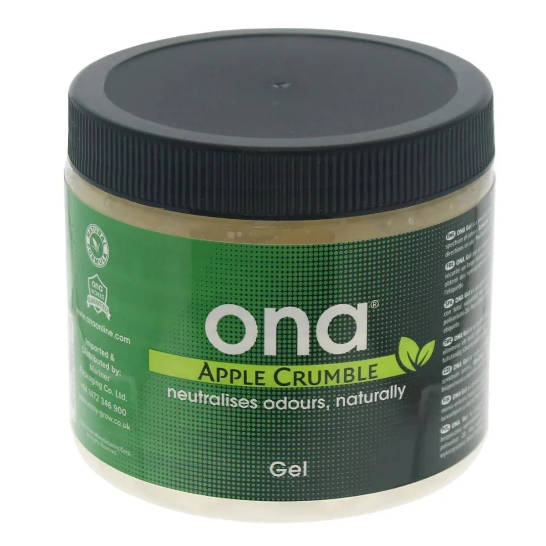 ONA Gel Apple Crumble 400g -hajunsyöjä avonaisessa purkissa, taustalla omenalohkoja ja kanelitankoja kuvastaen tuotteen luonnollista ja miellyttävää tuoksua.