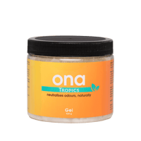 ONA Gel Tropics 400g -purkki, joka sisältää raikasta, trooppisen tuoksuista hajuneutraloivaa geeliä. Läpinäkyvä purkki, jossa näkyy keltainen geeli ja vihreä etiketti, korostaa tuotteen luonnollisuutta ja tehoa.