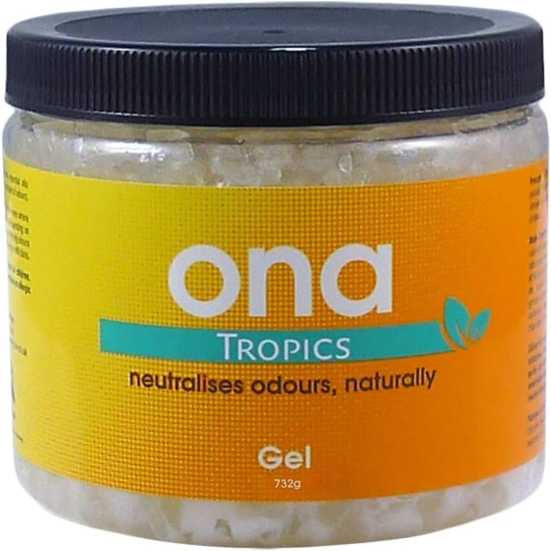ONA Gel Tropics 732g avattu purkki, jossa on vaalea hajunpoistogeeli. Taustalla näkyy eksoottisia trooppisia kasveja ja hedelmiä, luoden mielikuvan raikkaudesta ja lomatunnelmasta.