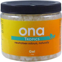 ONA Gel Tropics 732g avattu purkki, jossa on vaalea hajunpoistogeeli. Taustalla näkyy eksoottisia trooppisia kasveja ja hedelmiä, luoden mielikuvan raikkaudesta ja lomatunnelmasta.