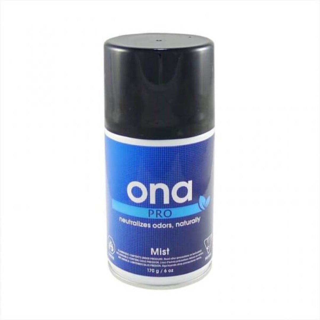 ONA Mist Pro 170g automaattispray neutraalilla hajunpoistotuoksulla, kuvattuna modernissa kodin tai toimiston ympäristössä.