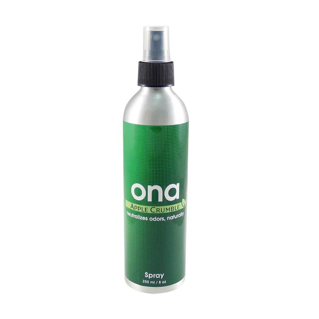 ONA Spray Apple Crumble 250ml -hajunpoistosuihke, omenapiirakan tuoksu, valkoinen suihkepullo pöydällä.