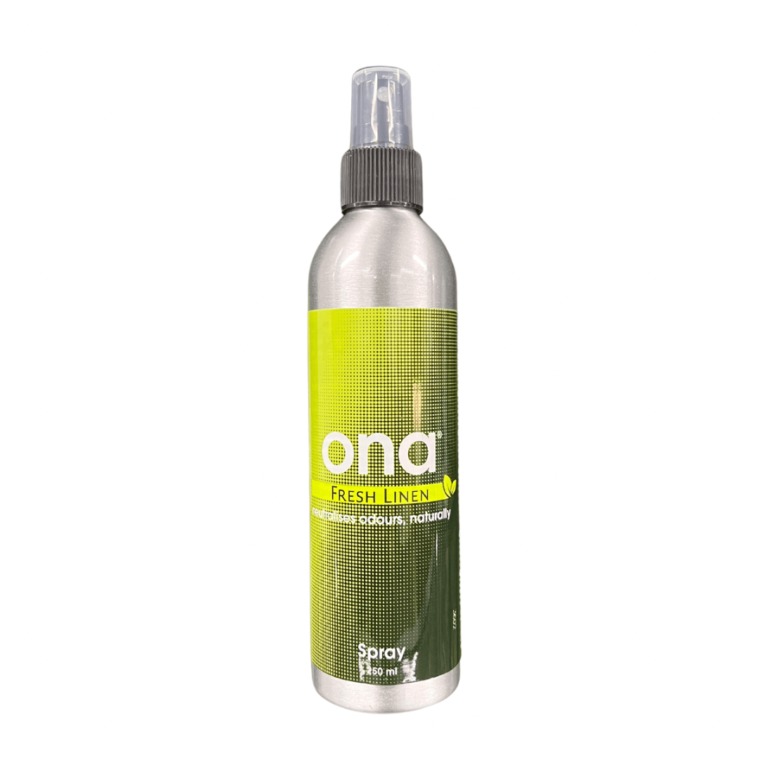 ONA Spray Fresh Linen 250ml pumppupullo luonnollisessa, raikkaassa ympäristössä, kuvastaen puhtautta.