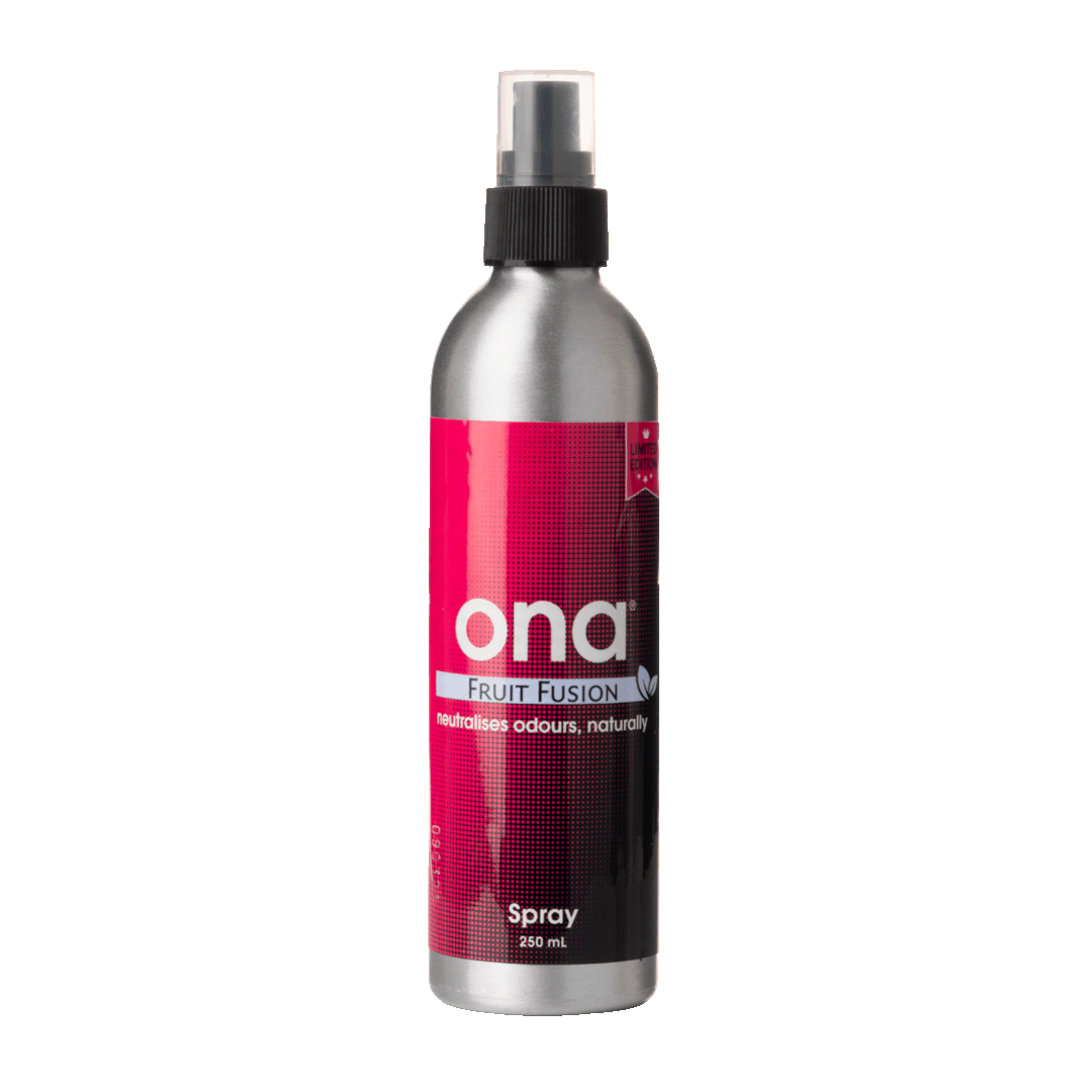 ONA Spray Fruit Fusion 250ml pumppupullo, jossa on kirkkaanvihreä etiketti ja hedelmäinen tuoksu, valmiina poistamaan hajuja välittömästi.