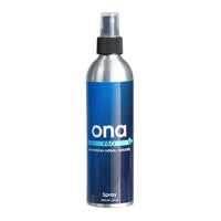 ONA Spray Pro 250ml hajuntorjuntasuihke – Valkoinen pullo harmaalla etiketillä ja suihkusuuttimella, puhtaassa ympäristössä.