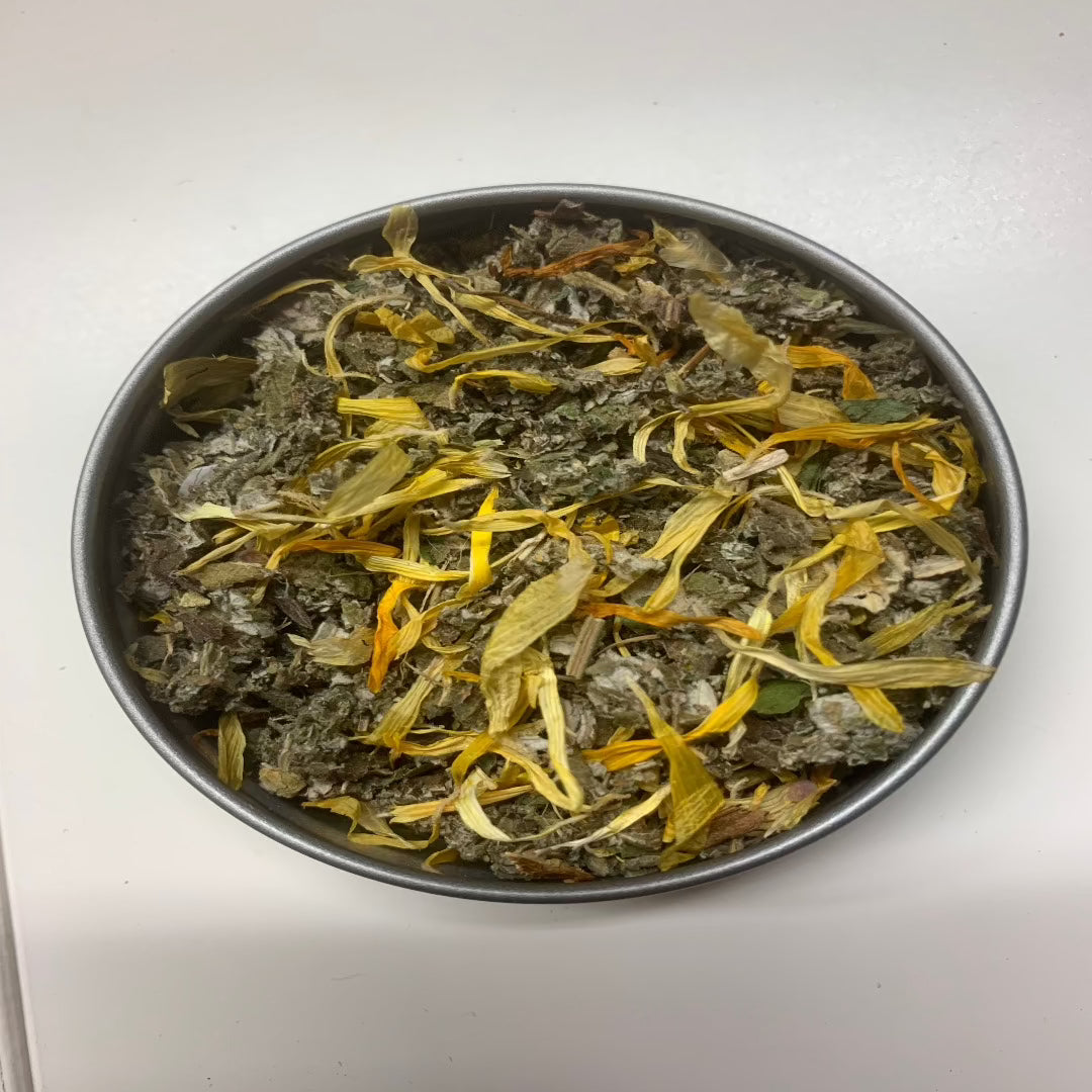 Yrttisessio Ilon Pensas 8g yrttiteeblend läpinäkyvässä pussissa, jossa näkyy kuivattuja yrttejä ja hedelmäpaloja, valmiina nautittavaksi